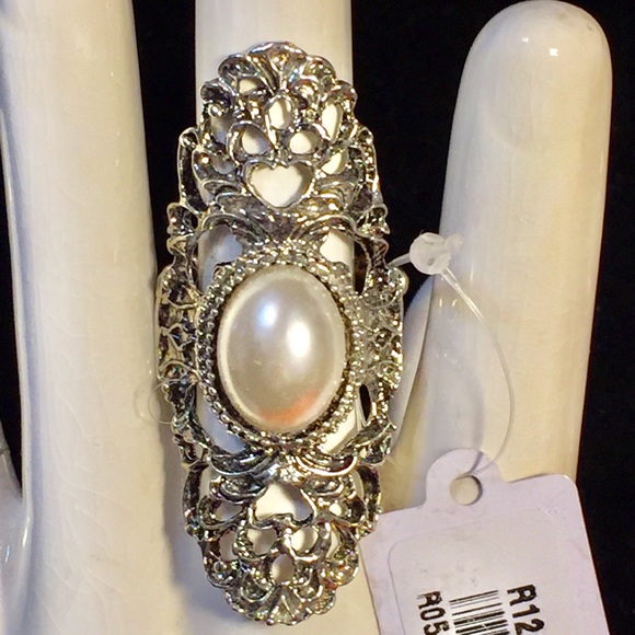 Ole Jewelry - A stunning pearl and "silver" stretch ring